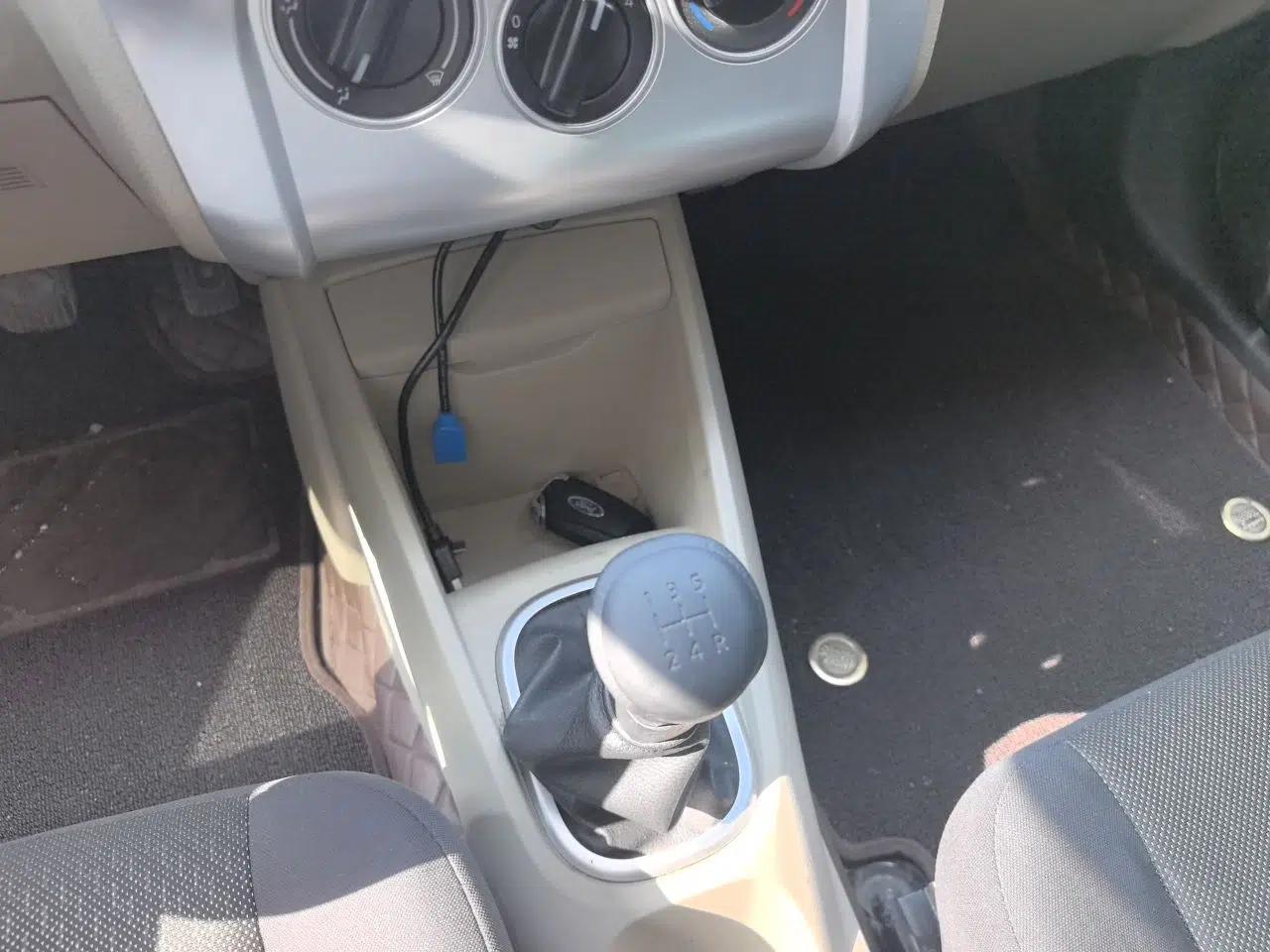 Venucia R50 2013 1.6L Manual Fashion Edition — миниатюра 14