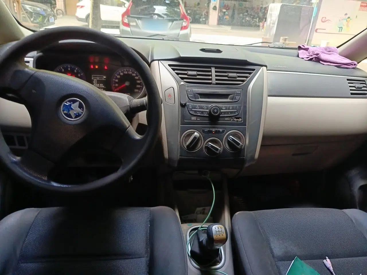 Venucia R50 2015 1.6L Manual Fashion Edition — миниатюра 9