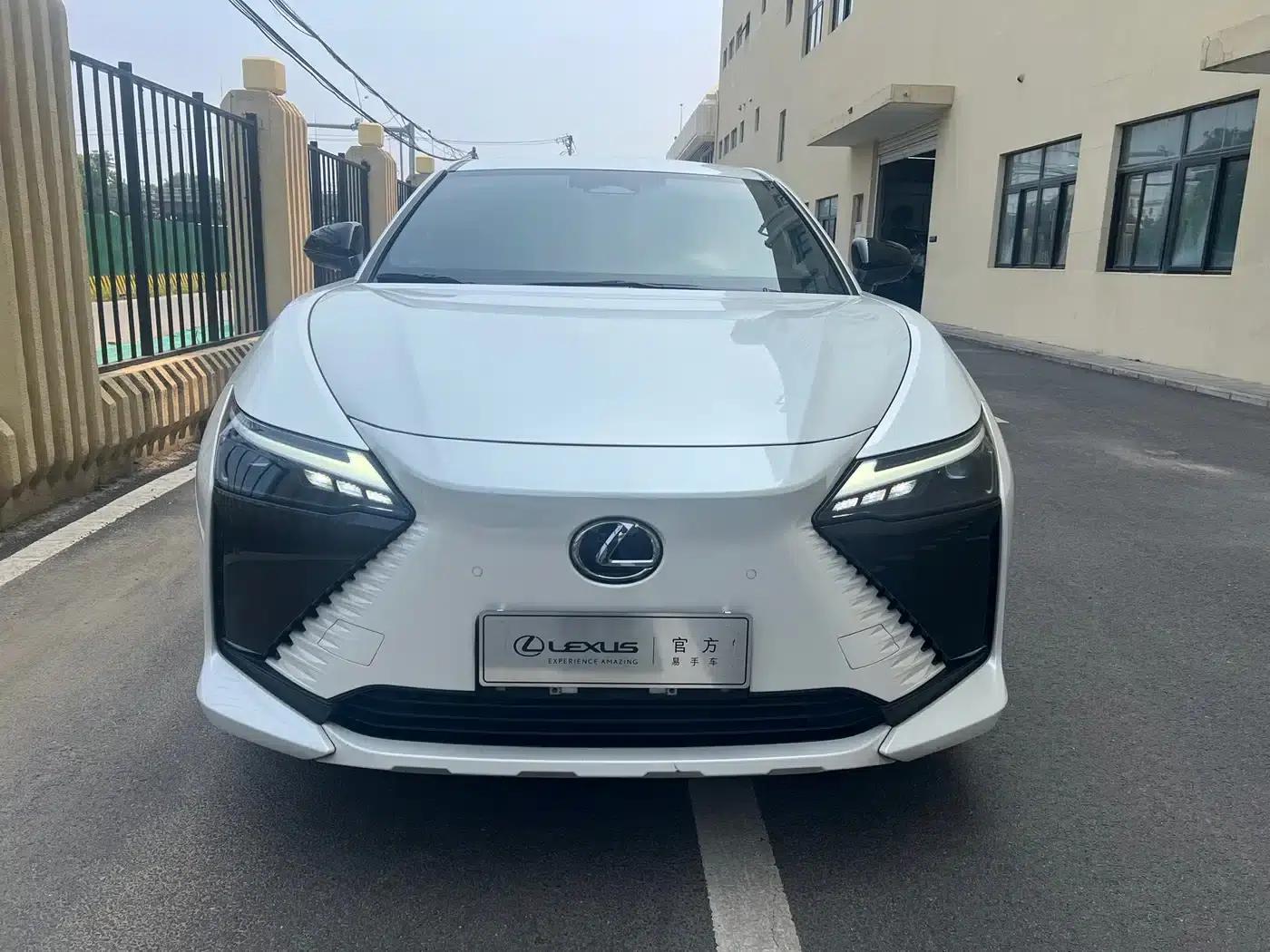 Lexus RZ 2023 450e AWD Long Range Edition — миниатюра 4