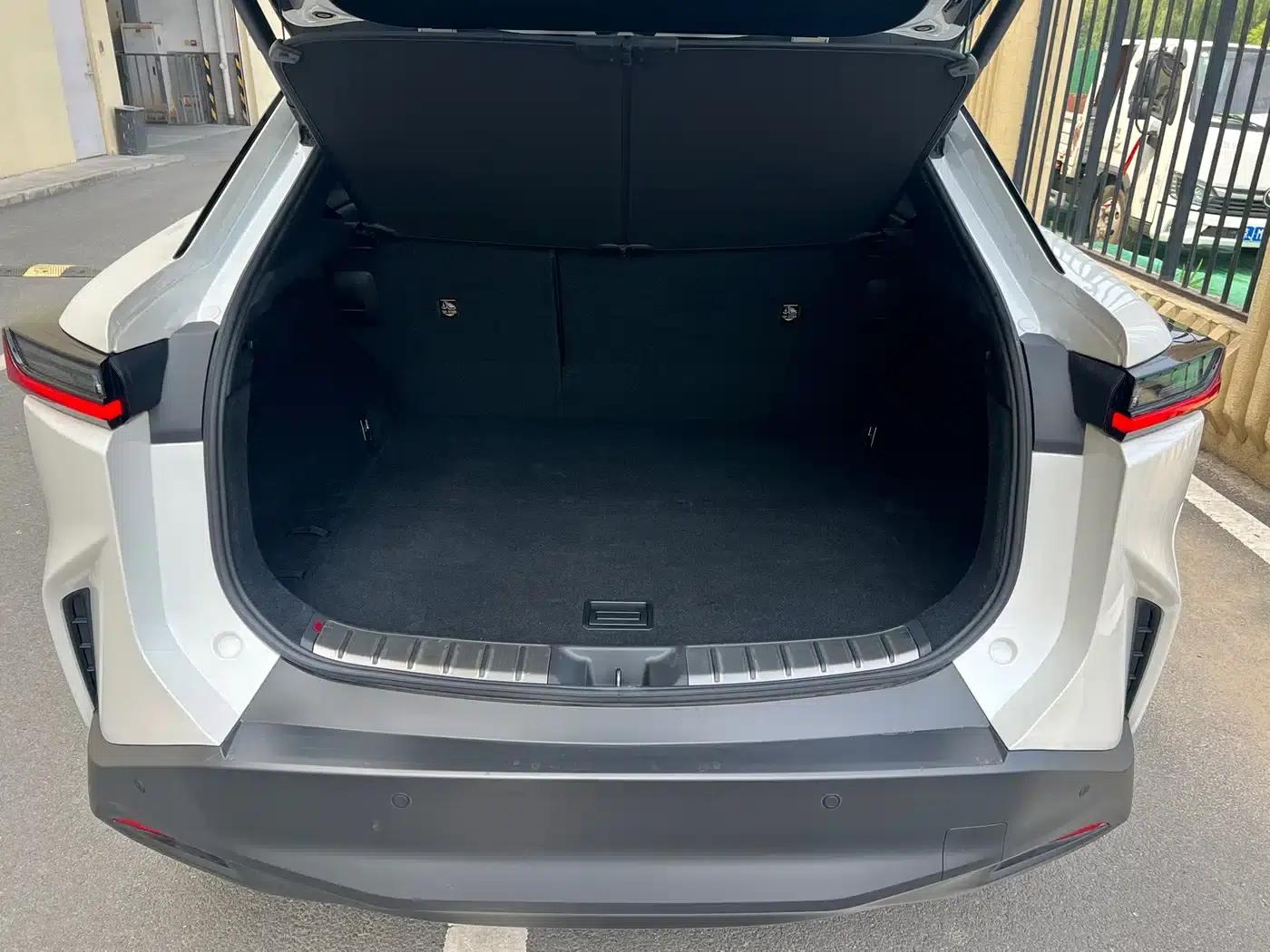 Lexus RZ 2023 450e AWD Long Range Edition — миниатюра 9