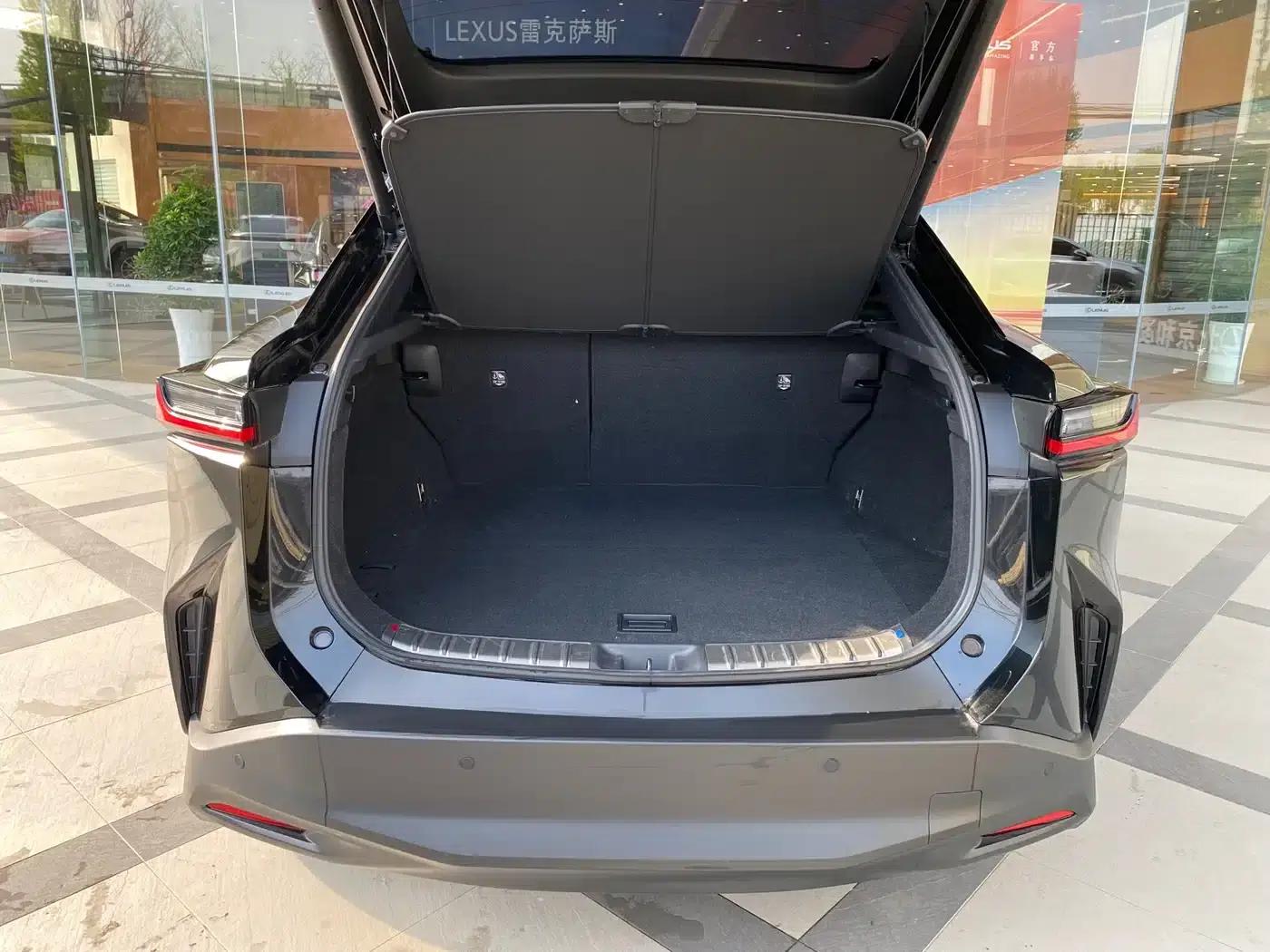 Lexus RZ 2023 450e AWD Long Range Edition — миниатюра 7