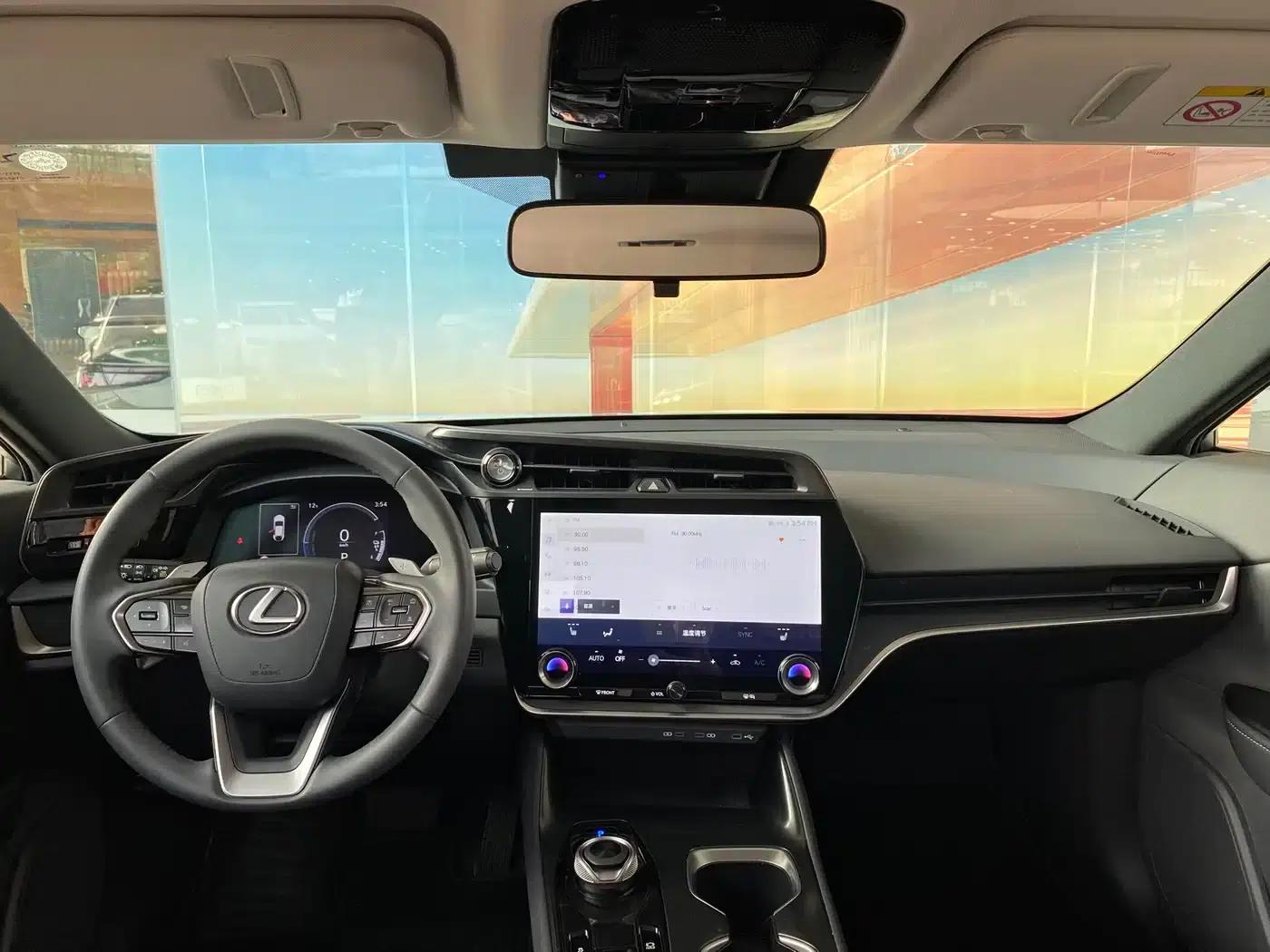 Lexus RZ 2023 450e AWD Long Range Edition — миниатюра 10