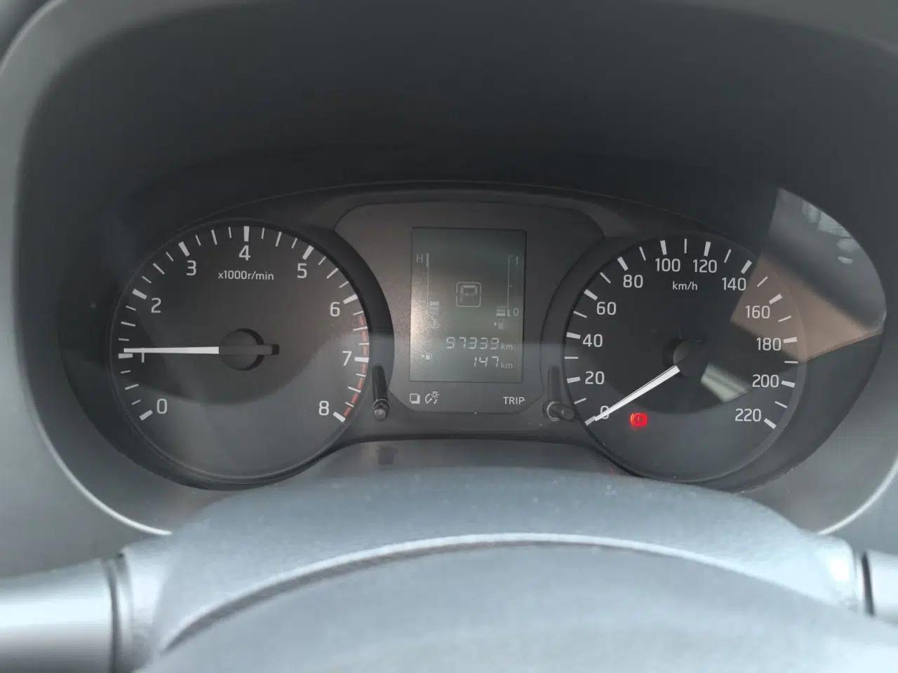 Nissan Navara 2017 2.5L Automatic 2WD Luxury Edition QR25 — миниатюра 11
