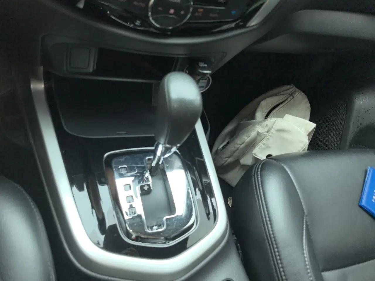 Nissan Navara 2017 2.5L Automatic 2WD Luxury Edition QR25 — миниатюра 14