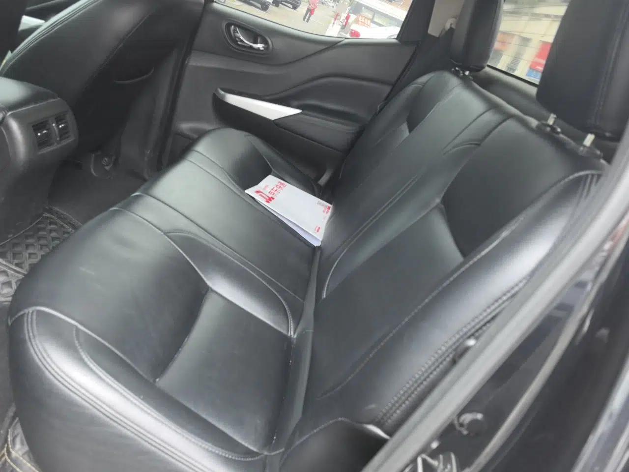 Nissan Navara 2017 2.5L Automatic 2WD Luxury Edition QR25 — миниатюра 17
