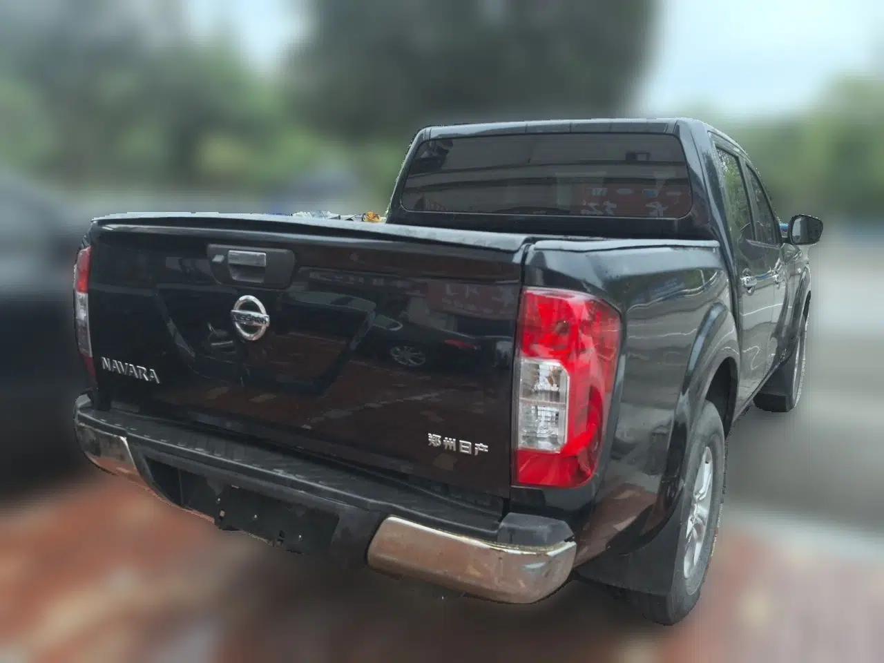 Nissan Navara 2017 2.5L Automatic 2WD Luxury Edition QR25 — миниатюра 6