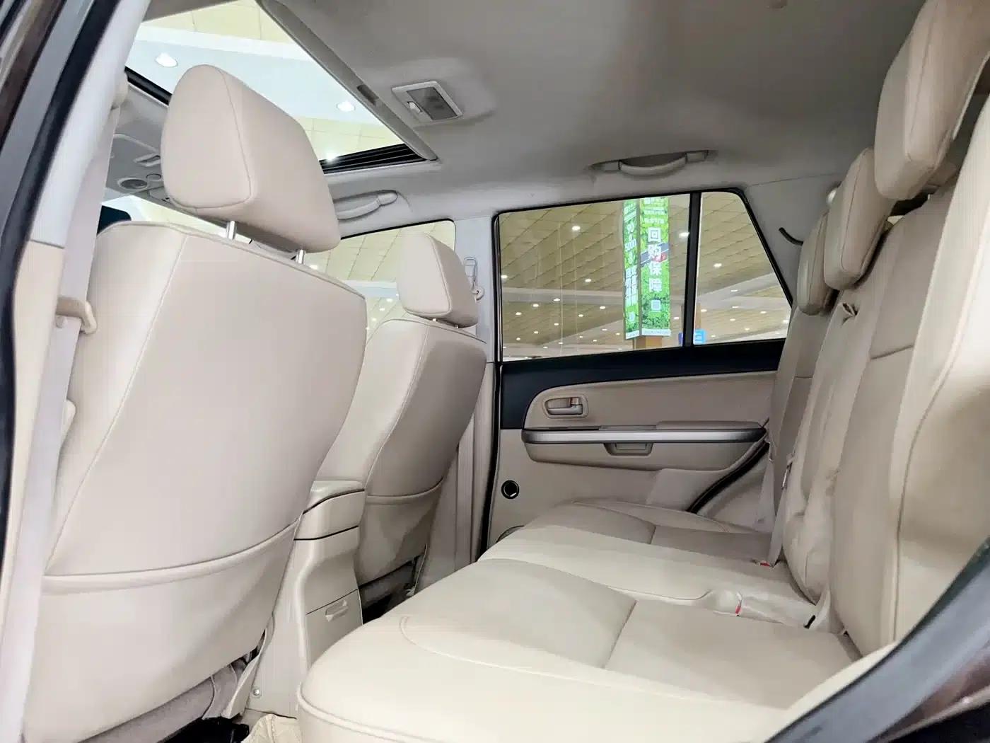 2012 Grand Vitara 2.4L AT Luxury Navigation 5-Door Edition — миниатюра 11