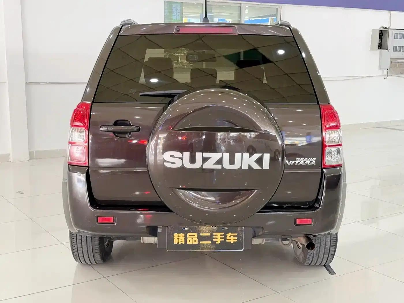 2012 Grand Vitara 2.4L AT Luxury Navigation 5-Door Edition — миниатюра 16