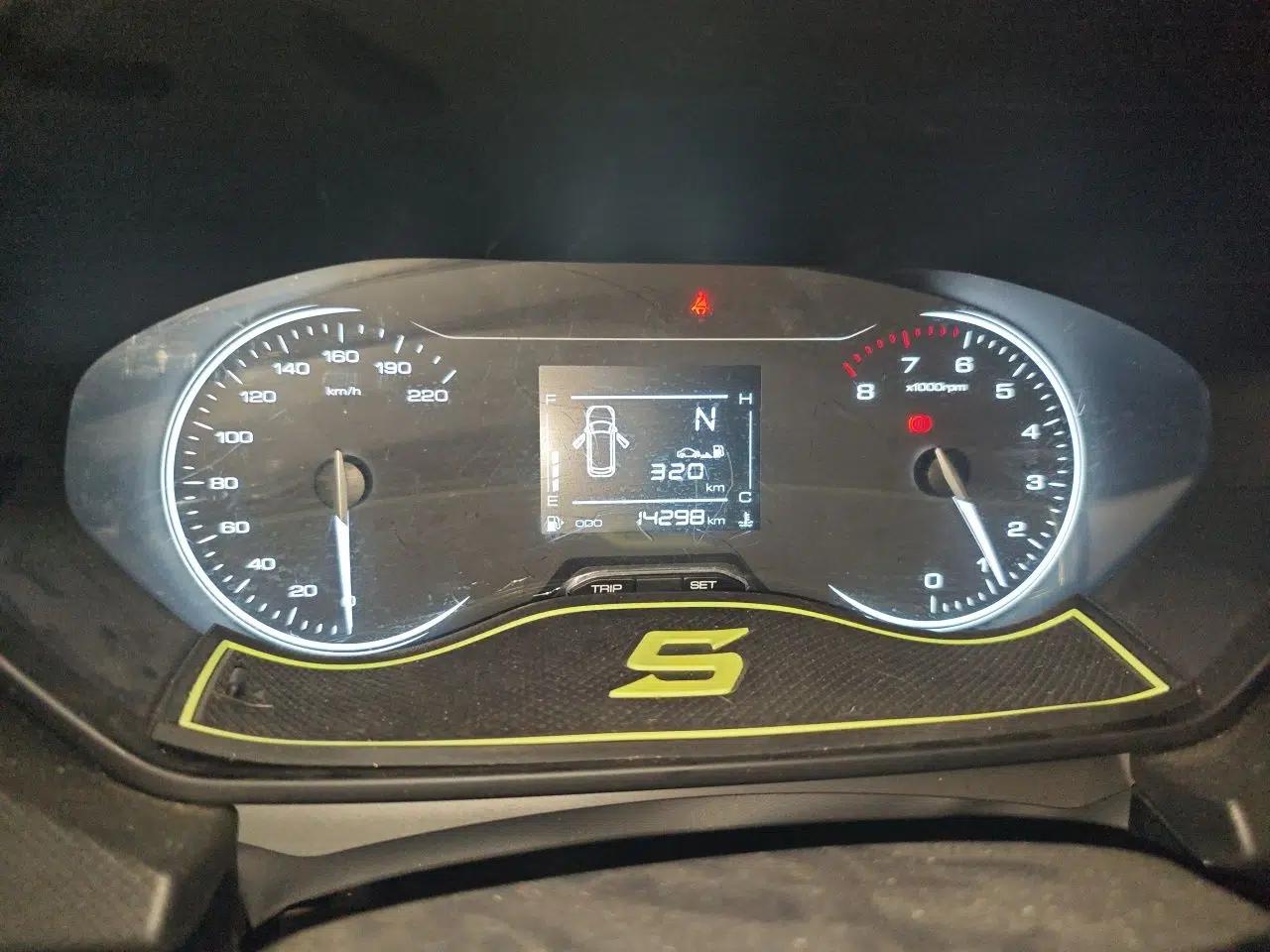 Wuling Alvez 2022 1.5L Manual Free-Style Model — миниатюра 11