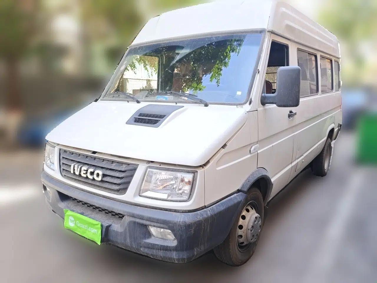 Iveco Daily 2022 2.5T A37 M1 Passenger Van 5-9 Seats Long Wheelbase Mid-Roof Design Dual Tires Side Sliding Doors — миниатюра 1