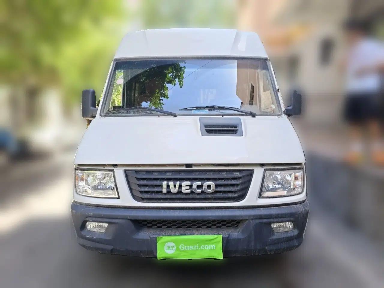 Iveco Daily 2022 2.5T A37 M1 Passenger Van 5-9 Seats Long Wheelbase Mid-Roof Design Dual Tires Side Sliding Doors — миниатюра 2