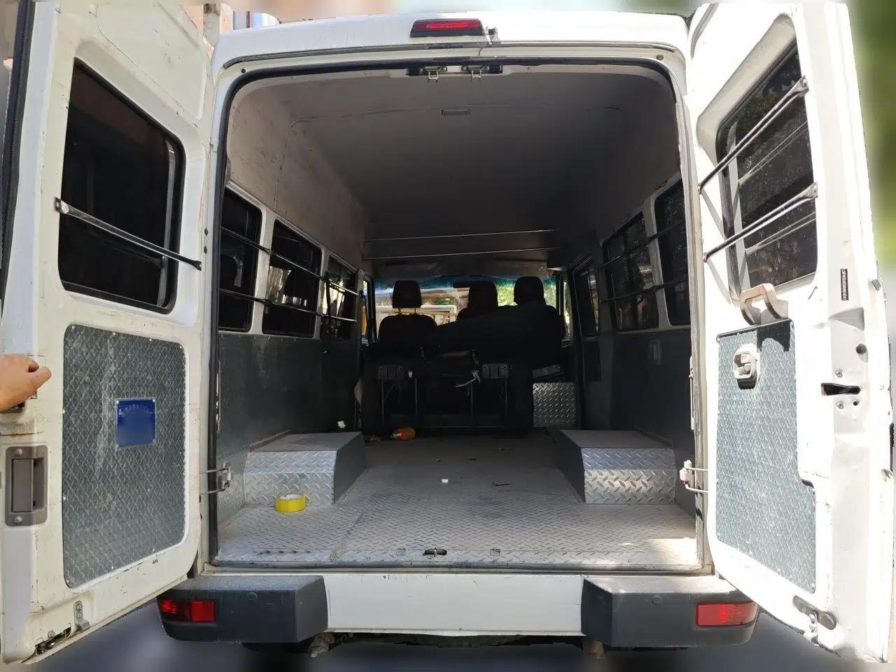 Iveco Daily 2022 2.5T A37 M1 Passenger Van 5-9 Seats Long Wheelbase Mid-Roof Design Dual Tires Side Sliding Doors — миниатюра 19