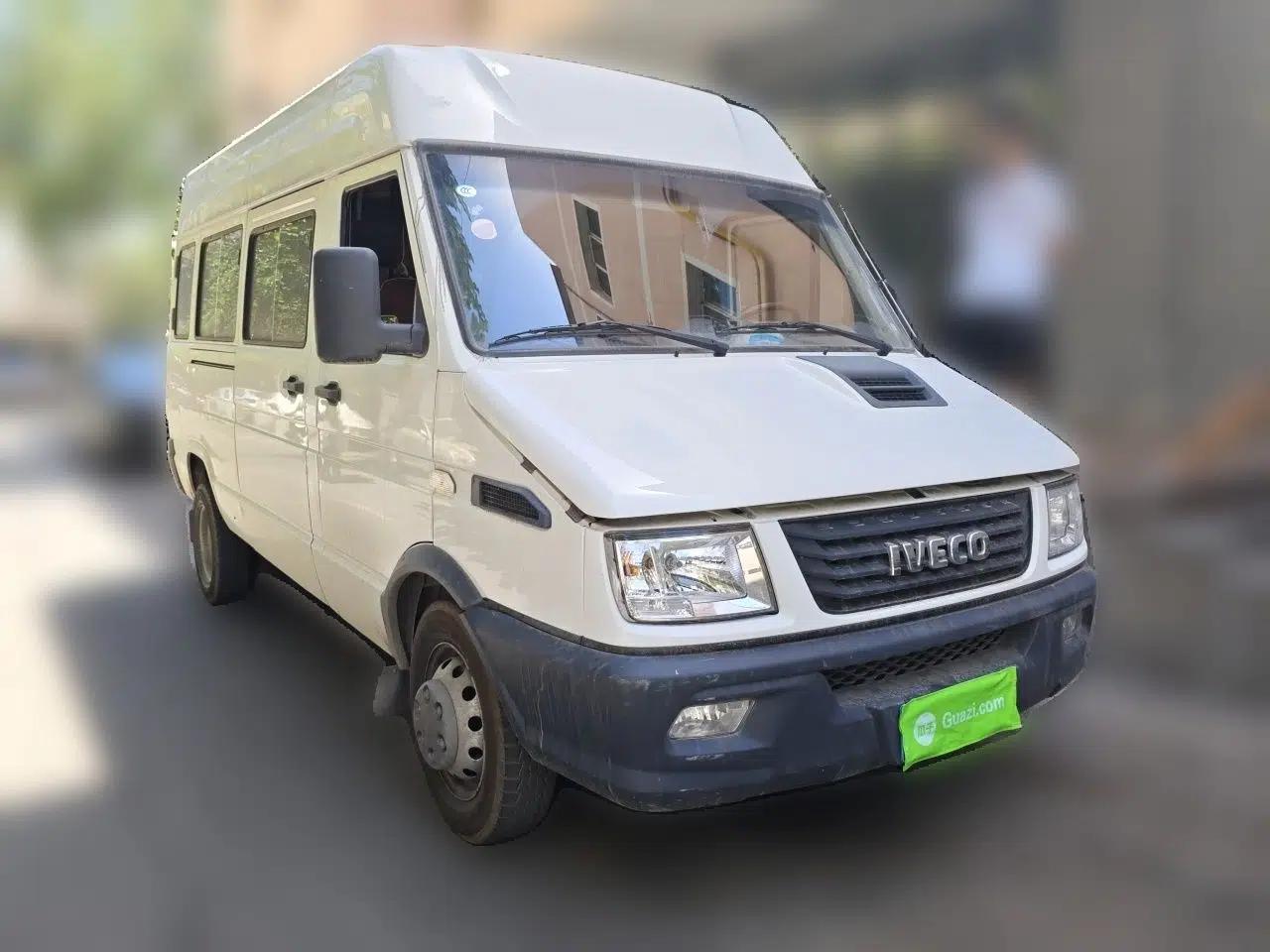 Iveco Daily 2022 2.5T A37 M1 Passenger Van 5-9 Seats Long Wheelbase Mid-Roof Design Dual Tires Side Sliding Doors — миниатюра 3