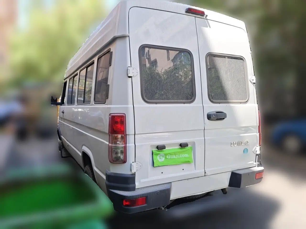 Iveco Daily 2022 2.5T A37 M1 Passenger Van 5-9 Seats Long Wheelbase Mid-Roof Design Dual Tires Side Sliding Doors — миниатюра 4