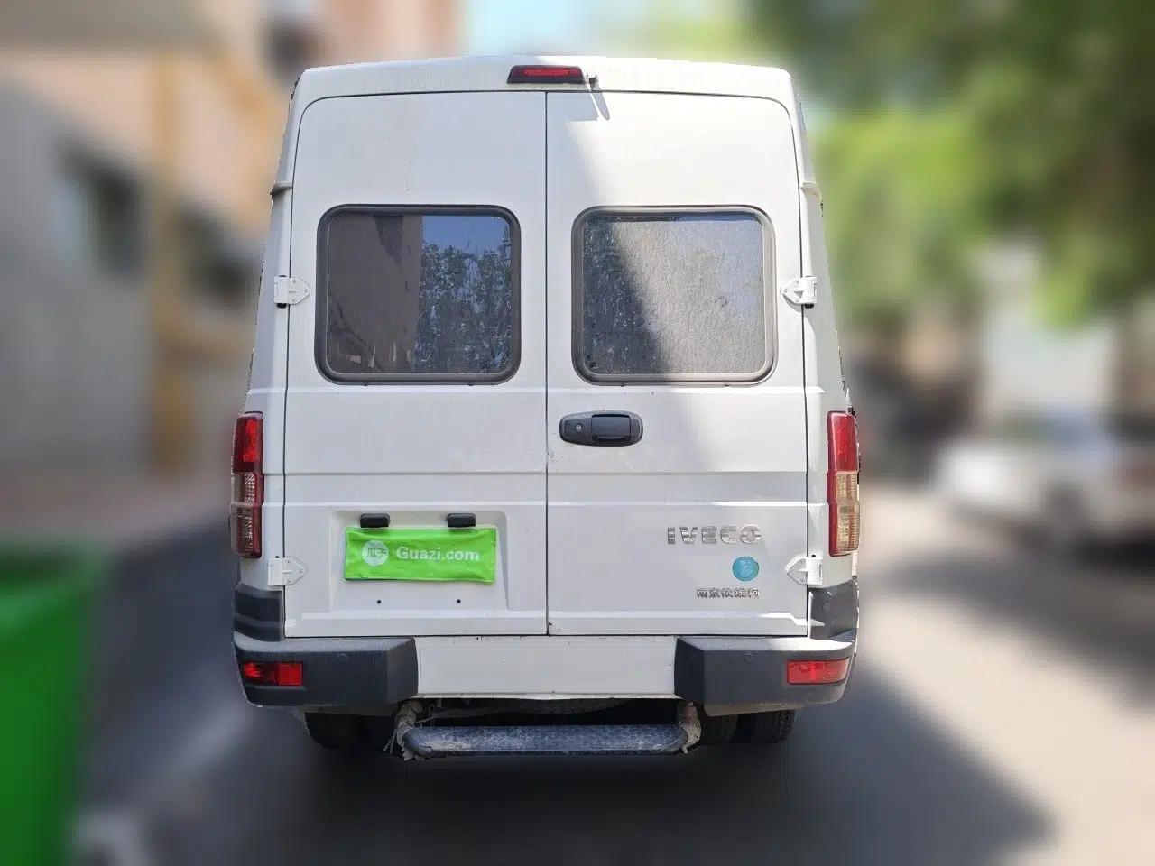 Iveco Daily 2022 2.5T A37 M1 Passenger Van 5-9 Seats Long Wheelbase Mid-Roof Design Dual Tires Side Sliding Doors — миниатюра 5
