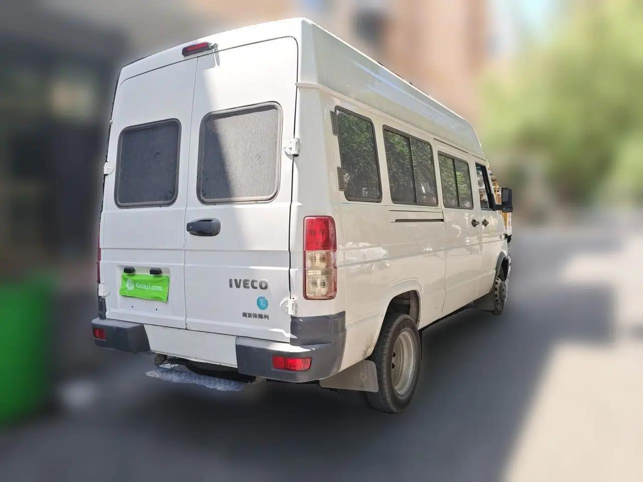 Iveco Daily 2022 2.5T A37 M1 Passenger Van 5-9 Seats Long Wheelbase Mid-Roof Design Dual Tires Side Sliding Doors — миниатюра 6