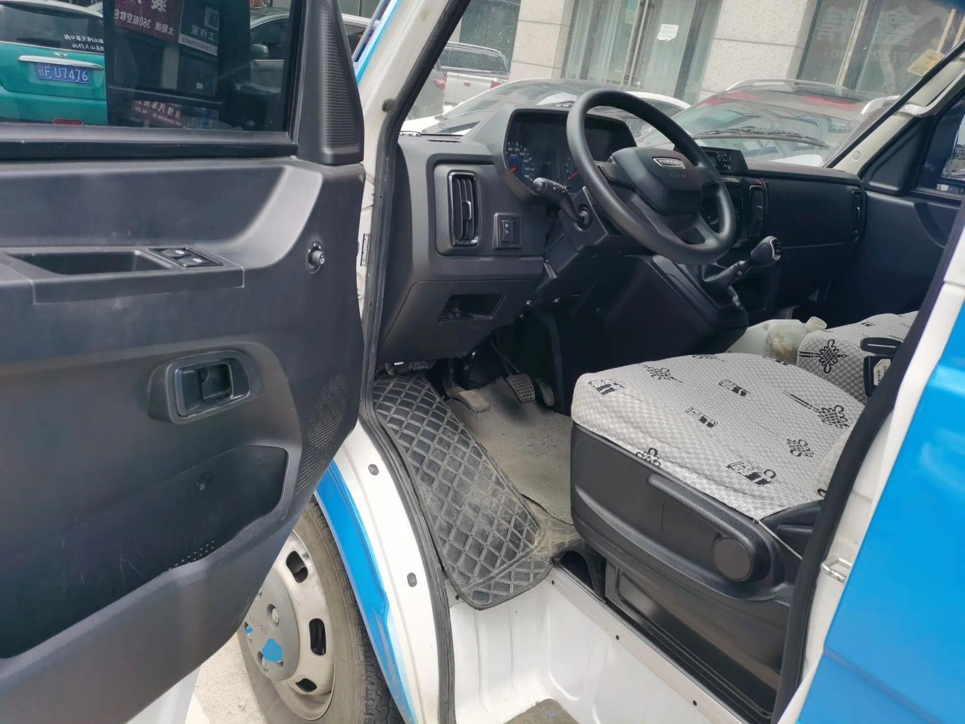 Iveco Daily 2023 2.5T A35M1 Short Wheelbase Mid-Roof Dual Tire Side-Sliding Doors 5–9 Seats — миниатюра 16