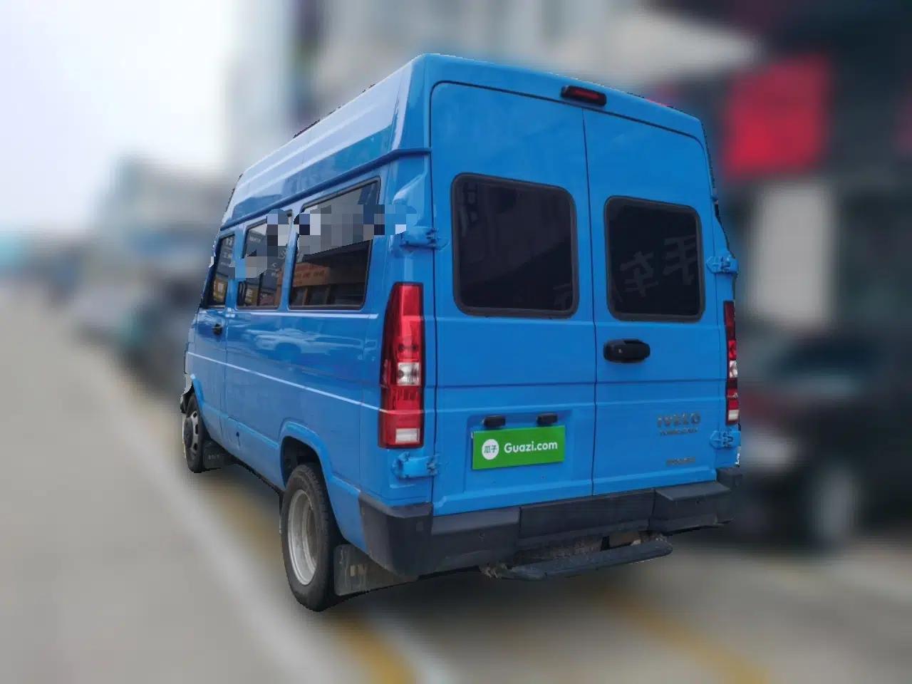 Iveco Daily 2023 2.5T A35M1 Short Wheelbase Mid-Roof Dual Tire Side-Sliding Doors 5–9 Seats — миниатюра 4