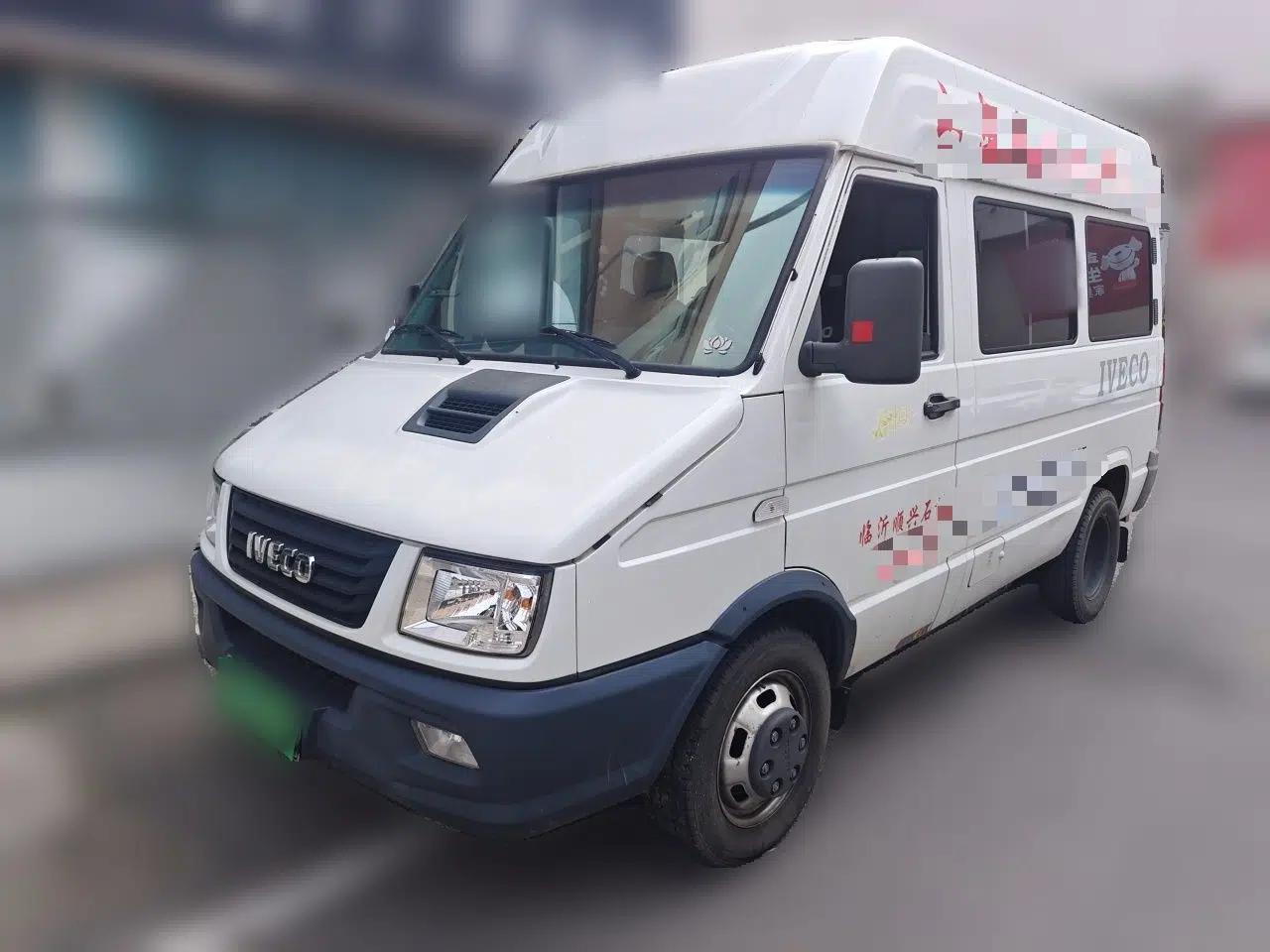 Iveco Daily 2021 2.5T A35 M1 Passenger Van 5-9 Seater Short Wheelbase Mid-Roof Design Dual Tires Side Sliding Door — миниатюра 1