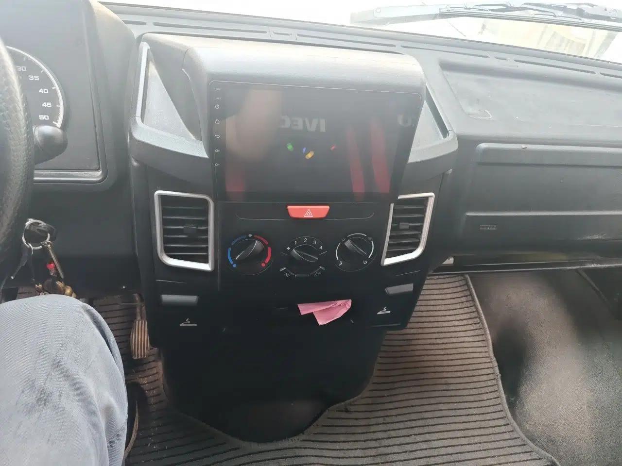 Iveco Daily 2021 2.5T A35 M1 Passenger Van 5-9 Seater Short Wheelbase Mid-Roof Design Dual Tires Side Sliding Door — миниатюра 13