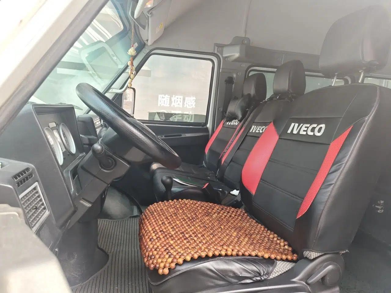 Iveco Daily 2021 2.5T A35 M1 Passenger Van 5-9 Seater Short Wheelbase Mid-Roof Design Dual Tires Side Sliding Door — миниатюра 15