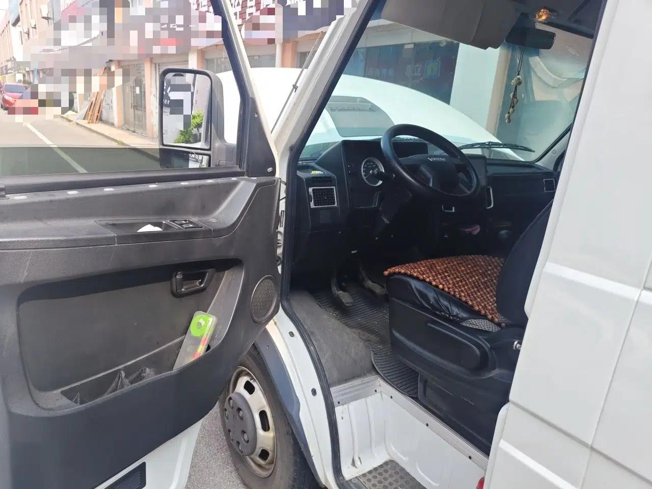 Iveco Daily 2021 2.5T A35 M1 Passenger Van 5-9 Seater Short Wheelbase Mid-Roof Design Dual Tires Side Sliding Door — миниатюра 16