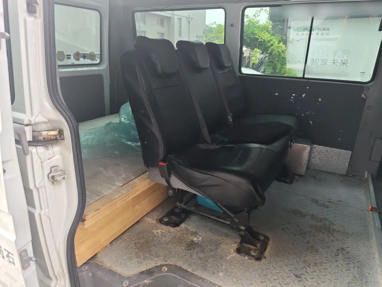 Iveco Daily 2021 2.5T A35 M1 Passenger Van 5-9 Seater Short Wheelbase Mid-Roof Design Dual Tires Side Sliding Door — миниатюра 17