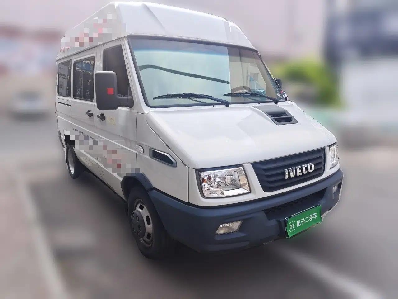 Iveco Daily 2021 2.5T A35 M1 Passenger Van 5-9 Seater Short Wheelbase Mid-Roof Design Dual Tires Side Sliding Door — миниатюра 3