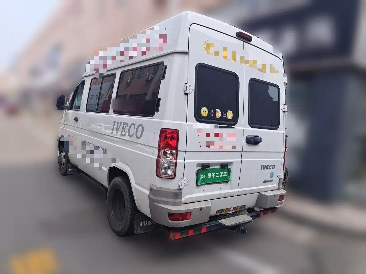 Iveco Daily 2021 2.5T A35 M1 Passenger Van 5-9 Seater Short Wheelbase Mid-Roof Design Dual Tires Side Sliding Door — миниатюра 4