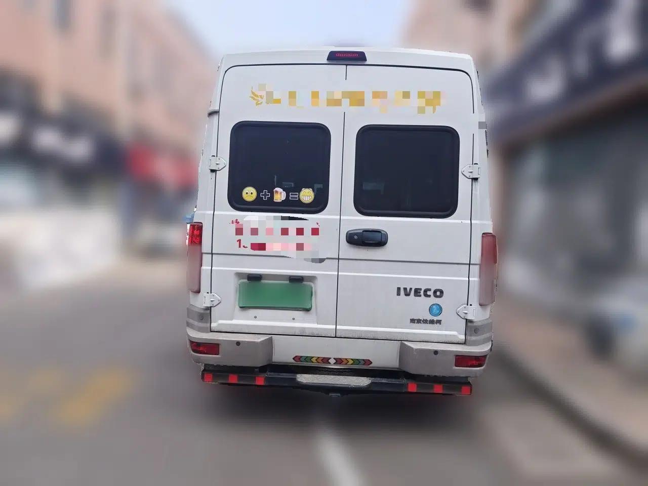 Iveco Daily 2021 2.5T A35 M1 Passenger Van 5-9 Seater Short Wheelbase Mid-Roof Design Dual Tires Side Sliding Door — миниатюра 5