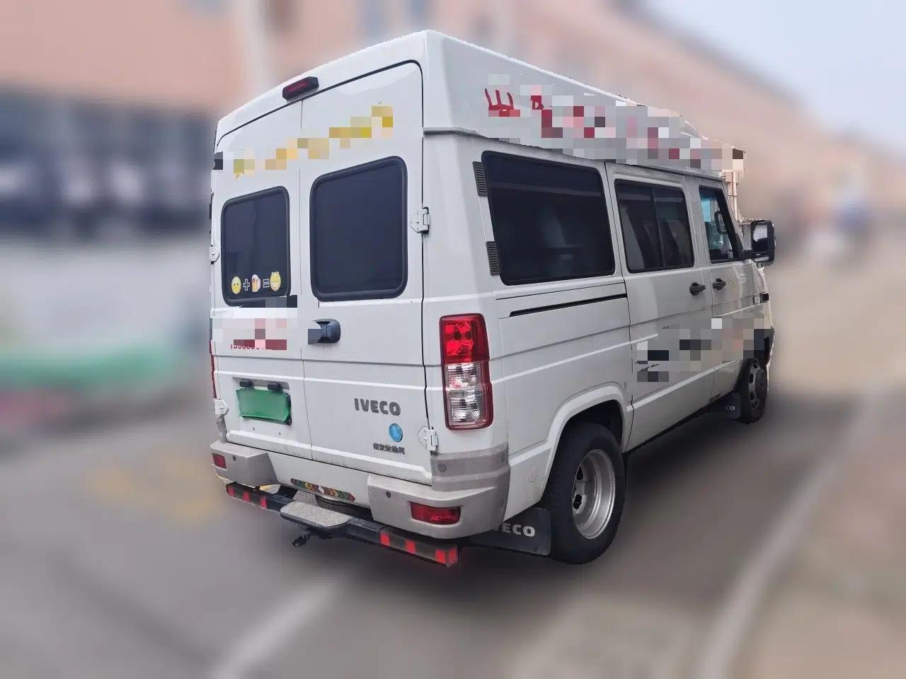 Iveco Daily 2021 2.5T A35 M1 Passenger Van 5-9 Seater Short Wheelbase Mid-Roof Design Dual Tires Side Sliding Door — миниатюра 6