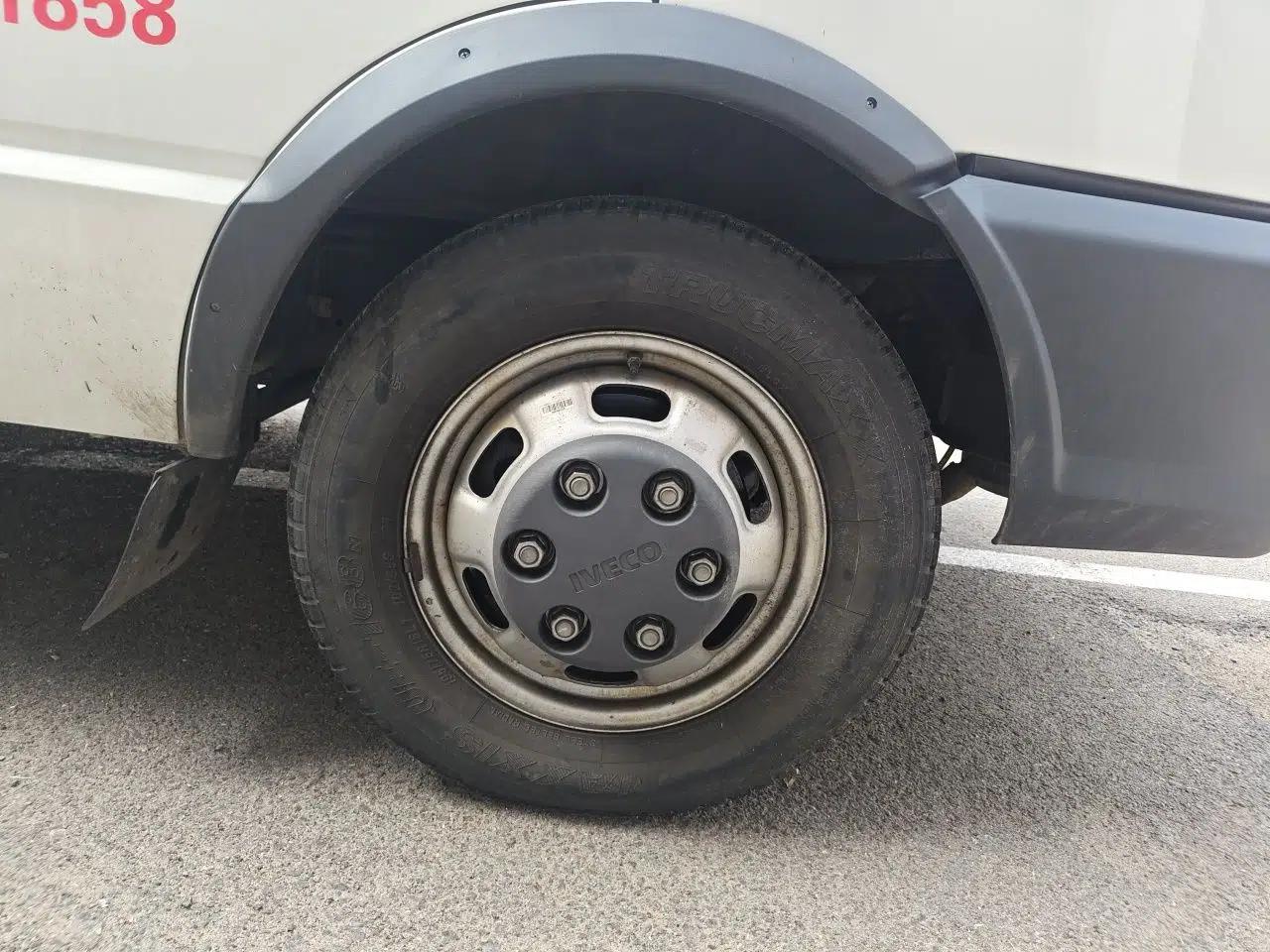 Iveco Daily 2021 2.5T A35 M1 Passenger Van 5-9 Seater Short Wheelbase Mid-Roof Design Dual Tires Side Sliding Door — миниатюра 8