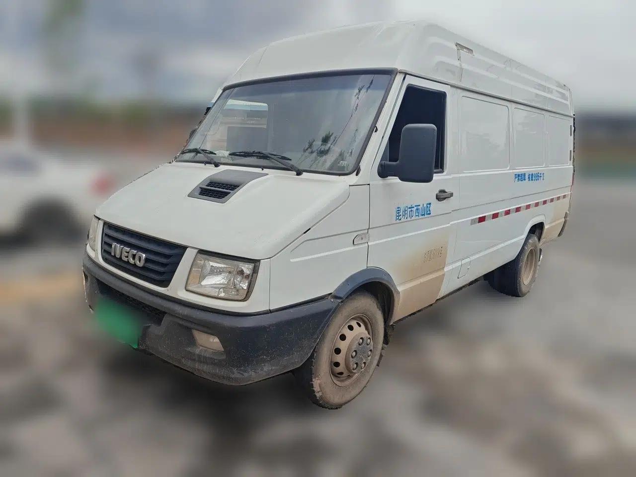 Iveco Daily 2020 2.8T V40 Cargo Van with Dual Tires Mid-Roof Design 3 Seats China V Emission Standard — миниатюра 1