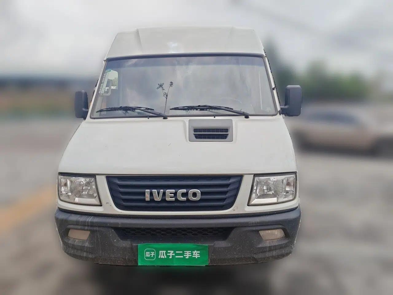 Iveco Daily 2020 2.8T V40 Cargo Van with Dual Tires Mid-Roof Design 3 Seats China V Emission Standard — миниатюра 2