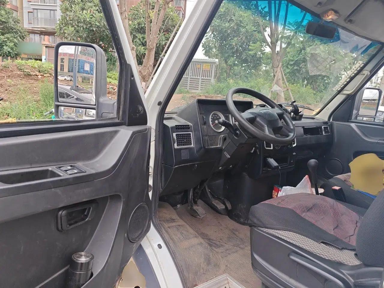 Iveco Daily 2020 2.8T V40 Cargo Van with Dual Tires Mid-Roof Design 3 Seats China V Emission Standard — миниатюра 16