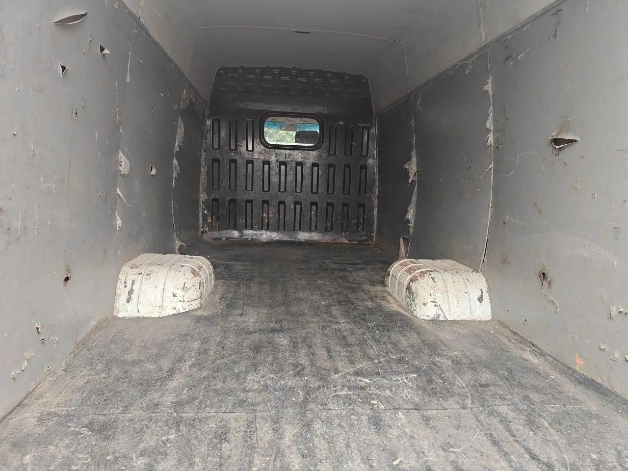 Iveco Daily 2020 2.8T V40 Cargo Van with Dual Tires Mid-Roof Design 3 Seats China V Emission Standard — миниатюра 17