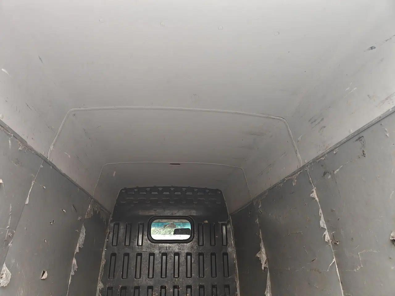 Iveco Daily 2020 2.8T V40 Cargo Van with Dual Tires Mid-Roof Design 3 Seats China V Emission Standard — миниатюра 18