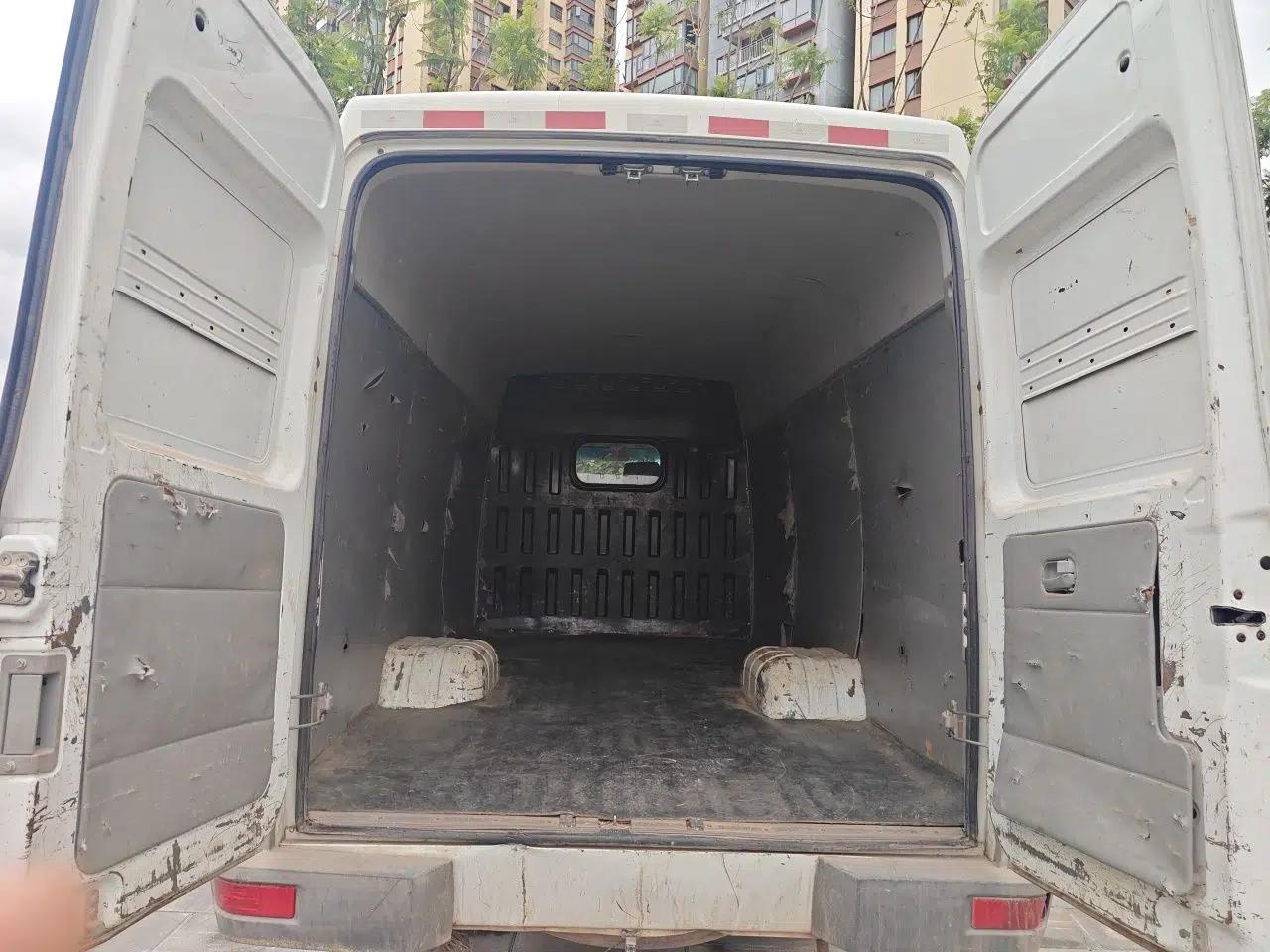 Iveco Daily 2020 2.8T V40 Cargo Van with Dual Tires Mid-Roof Design 3 Seats China V Emission Standard — миниатюра 19