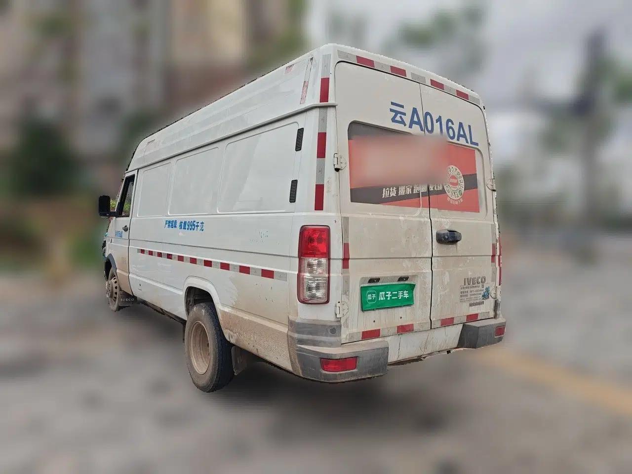 Iveco Daily 2020 2.8T V40 Cargo Van with Dual Tires Mid-Roof Design 3 Seats China V Emission Standard — миниатюра 4