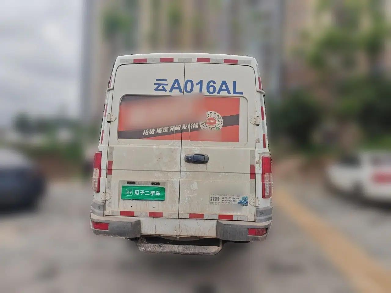 Iveco Daily 2020 2.8T V40 Cargo Van with Dual Tires Mid-Roof Design 3 Seats China V Emission Standard — миниатюра 5