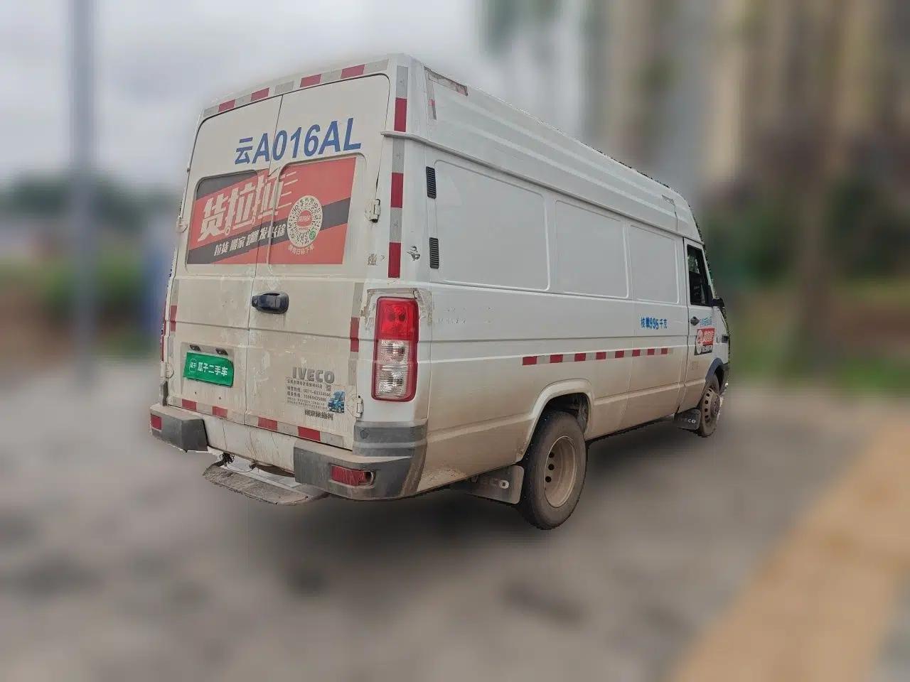 Iveco Daily 2020 2.8T V40 Cargo Van with Dual Tires Mid-Roof Design 3 Seats China V Emission Standard — миниатюра 6