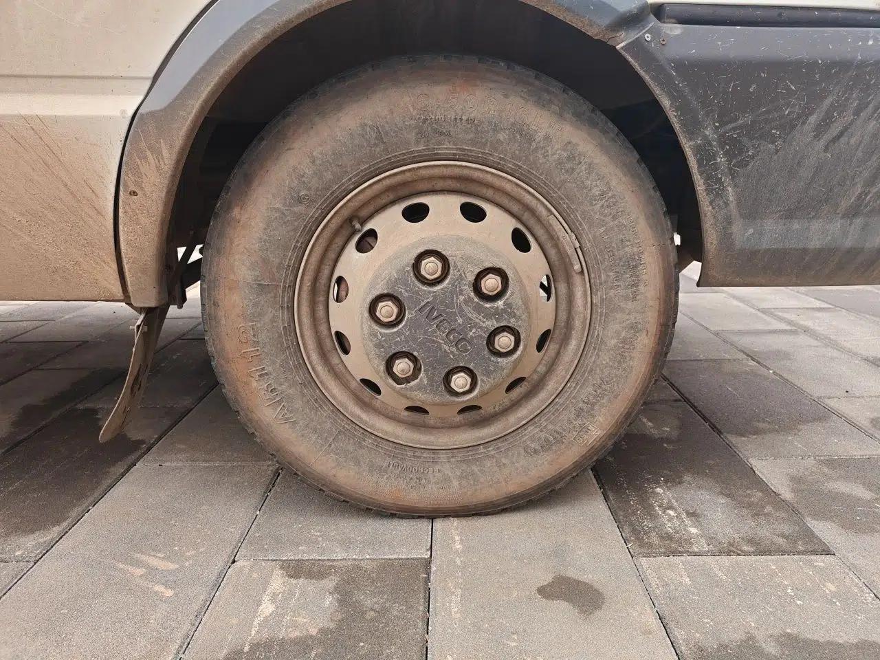 Iveco Daily 2020 2.8T V40 Cargo Van with Dual Tires Mid-Roof Design 3 Seats China V Emission Standard — миниатюра 8