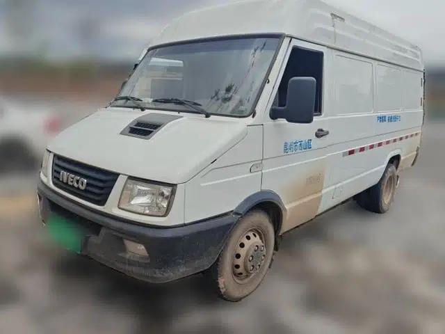 Iveco Daily 2020 2.8T V40 Cargo Van with Dual Tires Mid-Roof Design 3 Seats China V Emission Standard