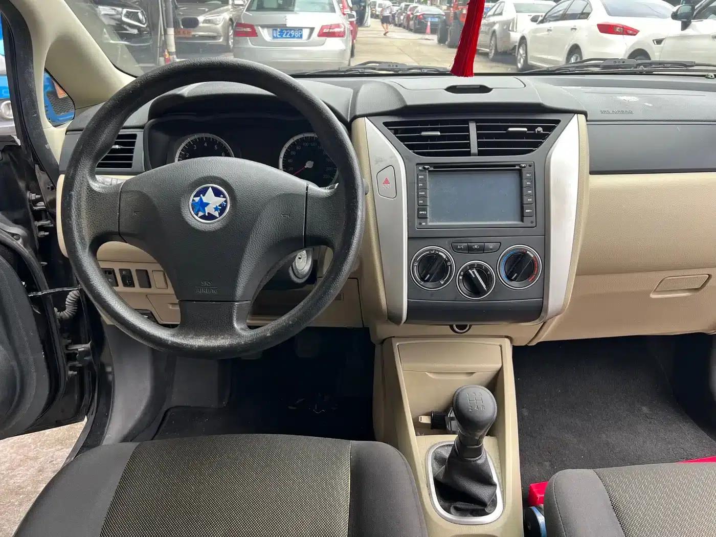 Venucia R50 2013 1.6L Manual Fashion Edition — миниатюра 12
