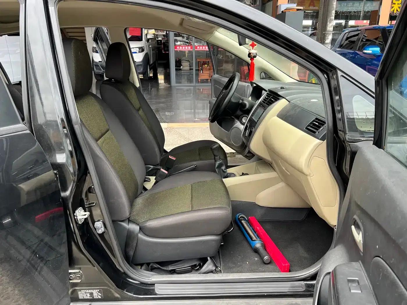 Venucia R50 2013 1.6L Manual Fashion Edition — миниатюра 8