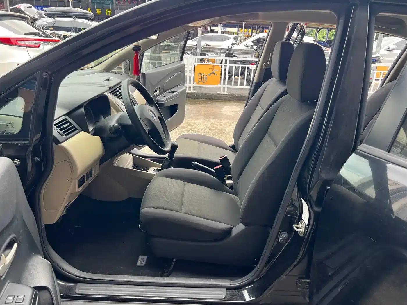 Venucia R50 2013 1.6L Manual Fashion Edition — миниатюра 10
