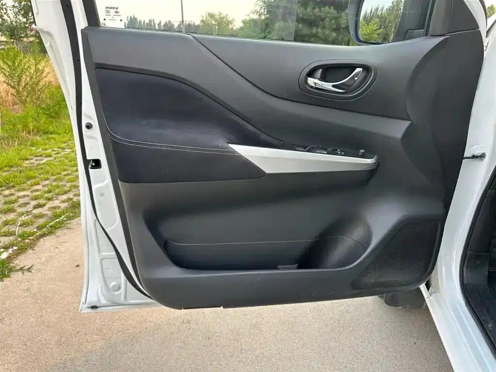 2017 Navara 2.5L Automatic 2WD Luxury Edition QR25 — миниатюра 12