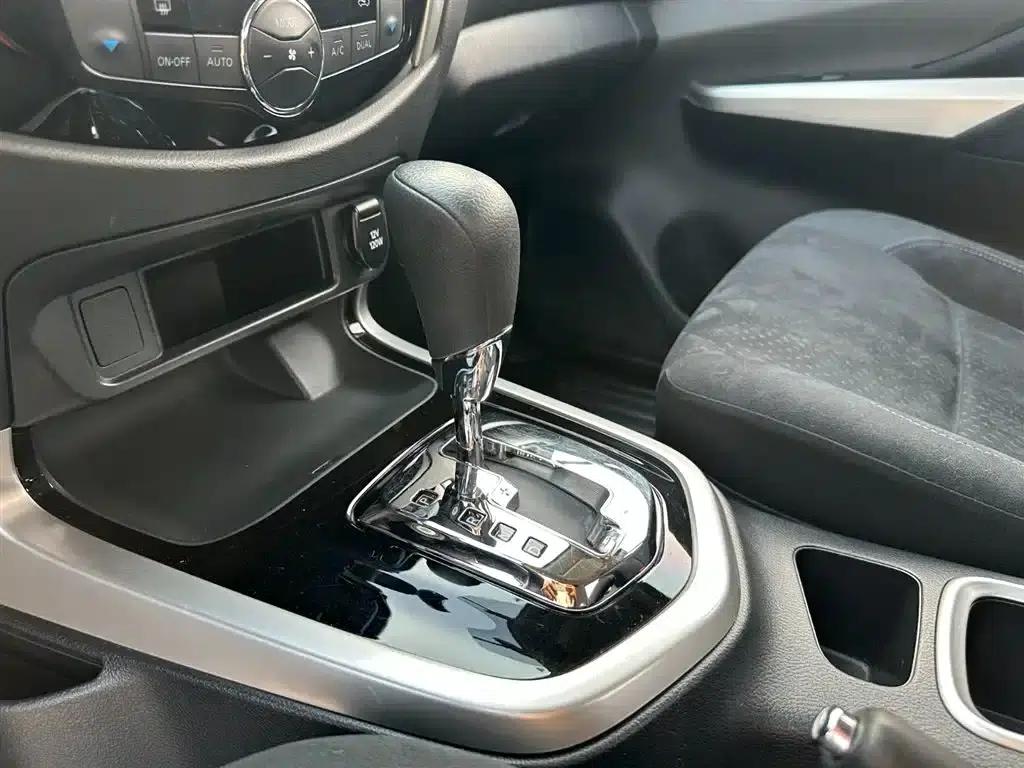 2017 Navara 2.5L Automatic 2WD Luxury Edition QR25 — миниатюра 14