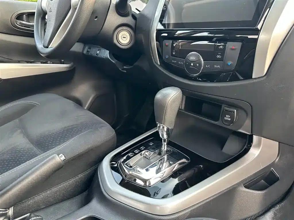 2017 Navara 2.5L Automatic 2WD Luxury Edition QR25 — миниатюра 18