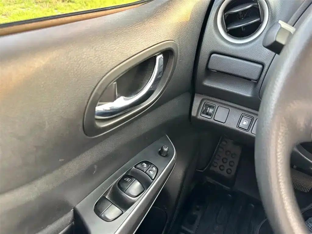 2017 Navara 2.5L Automatic 2WD Luxury Edition QR25 — миниатюра 23